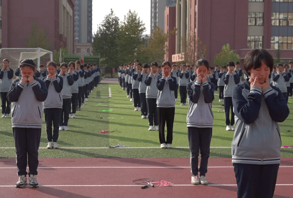 皇冠体育_阳光洒满操场皇冠体育，活力充盈校园——皇冠中学阳光体育活动精彩纷呈