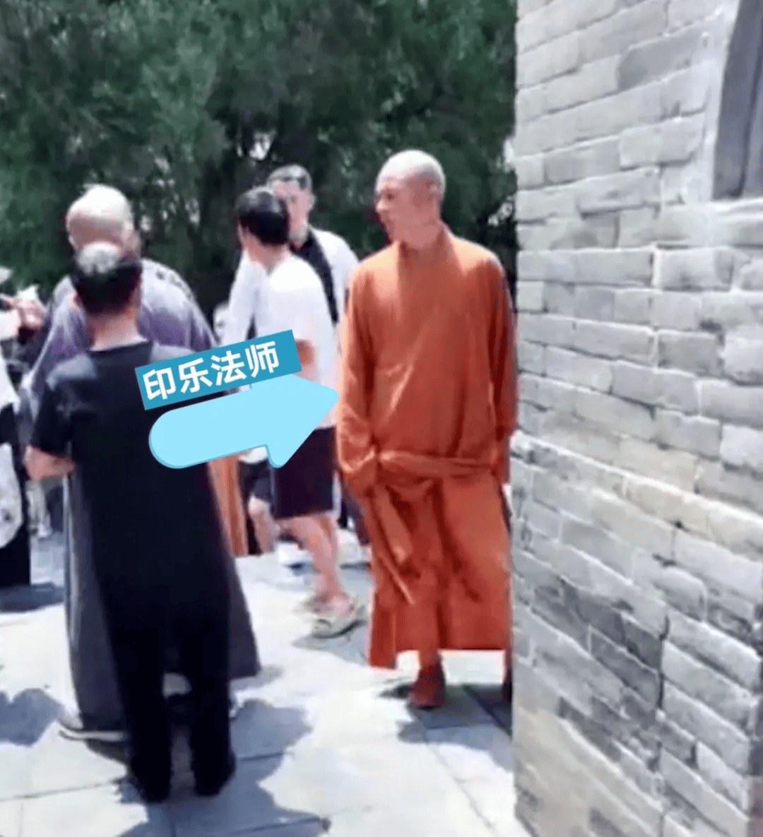 皇冠信用盘最新地址_少林寺现场直击：新住持微笑挥手进入围挡的方丈室