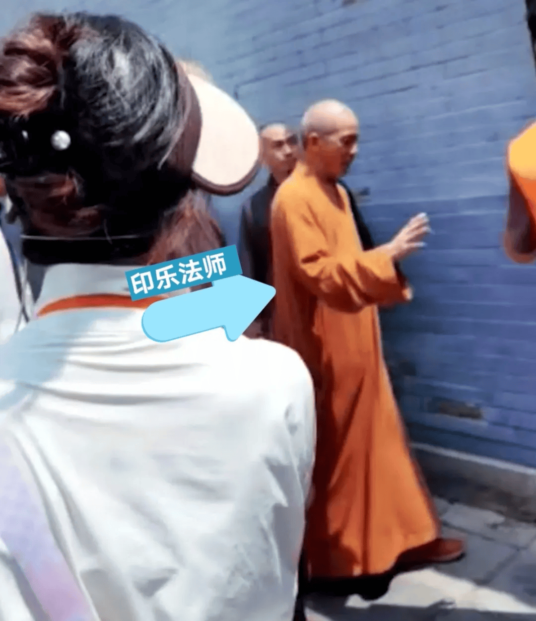 皇冠信用盘最新地址_少林寺现场直击：新住持微笑挥手进入围挡的方丈室