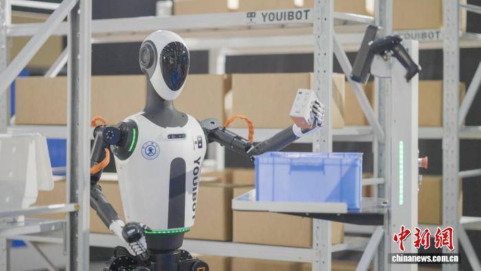 皇冠信用網登2代理
_人形机器人“凌枢”在合肥发布 可实现跨场景集群作业