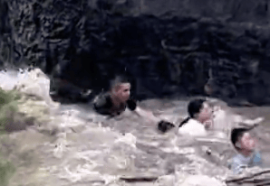 足球外围买球网站
_杭州4人下江堤被潮水卷走足球外围买球网站
,路人狂喊“抓树枝”,网友拍下惊险一幕