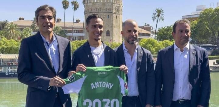 塞尔维亚vs英格兰足球_曼联有50%二转!世体:安东尼初始解约金5000万欧塞尔维亚vs英格兰足球,最高6000万欧